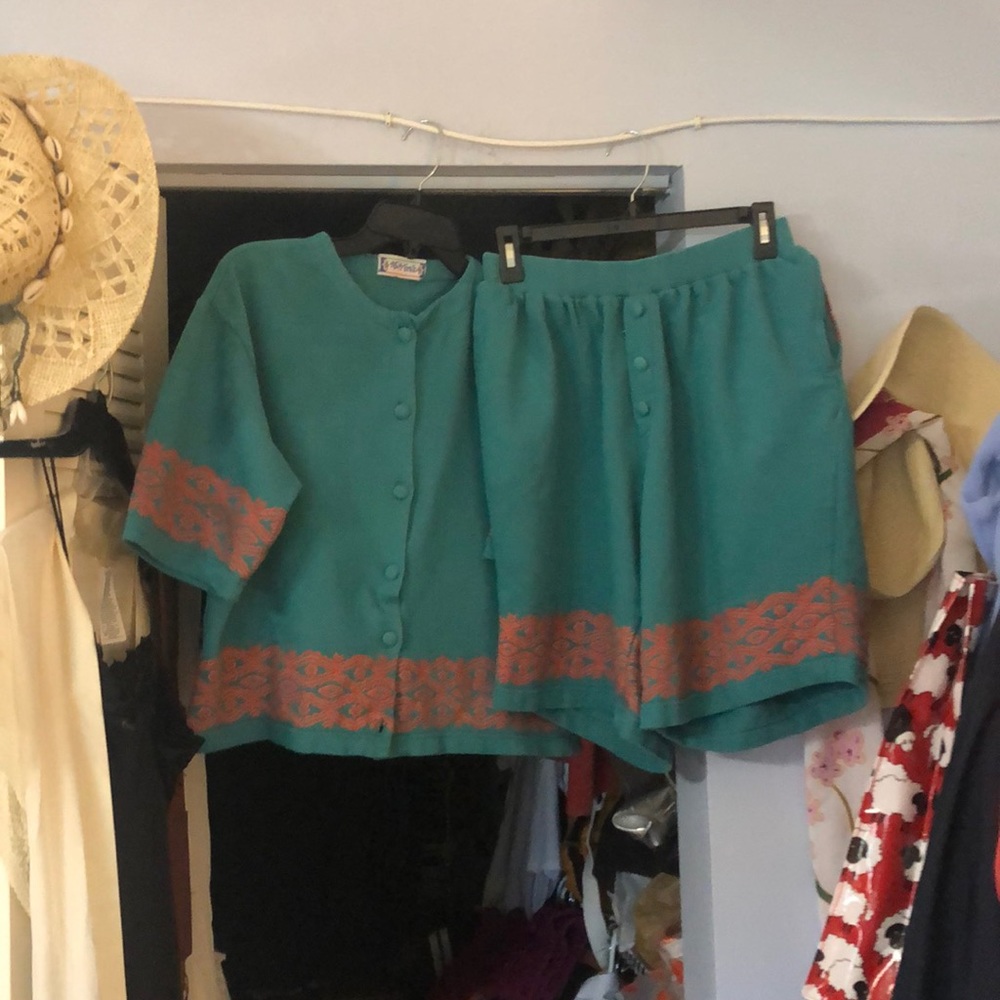 Two piece short, set size large. Free matching top with purchase